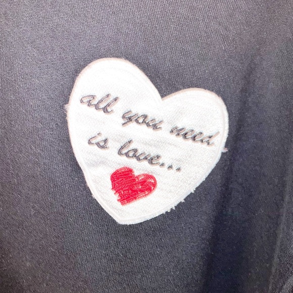GILDAN Valentine’s Day “All You Need Is Love” Black Sweatshirt SZ: Large - Picture 4 of 12